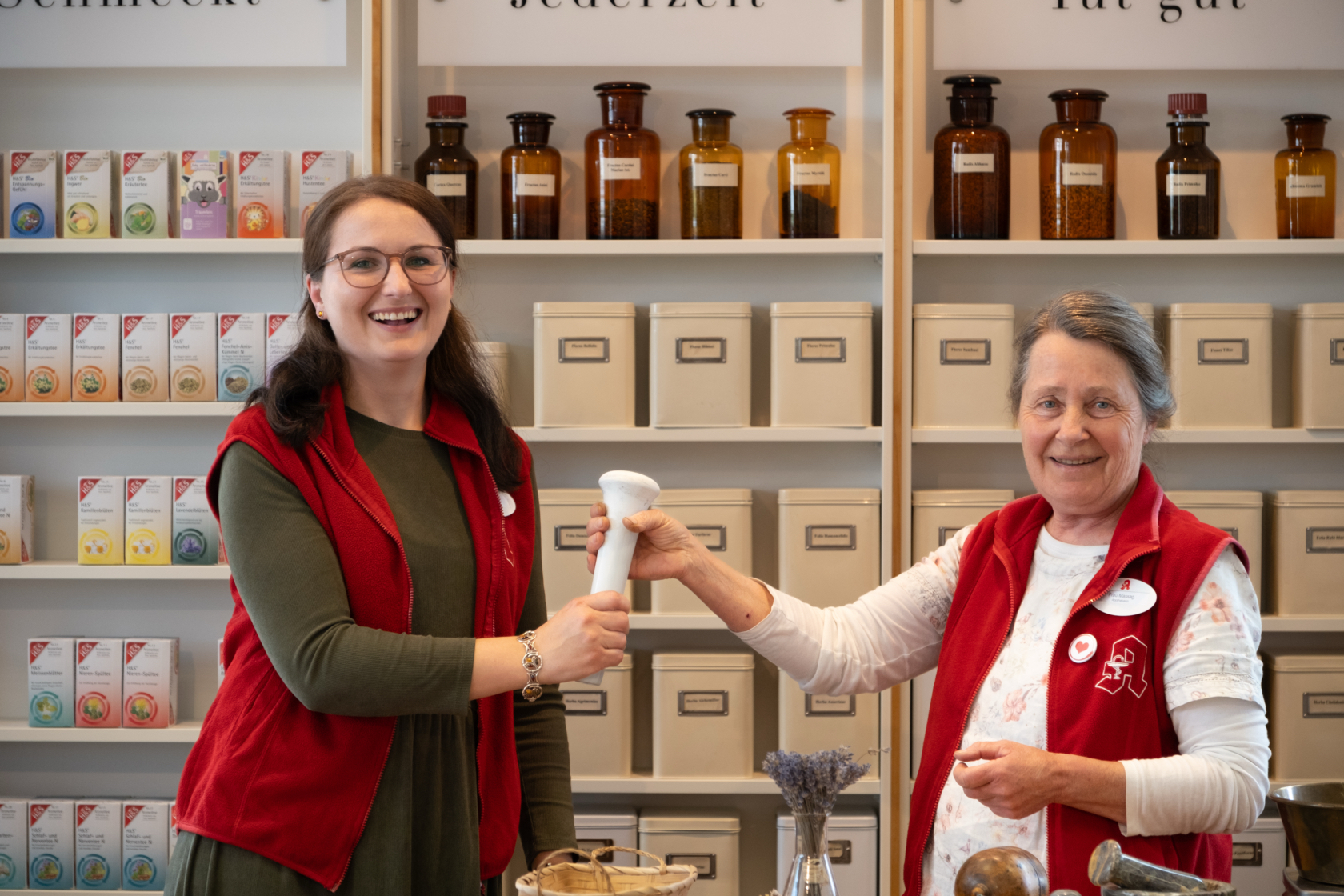 Frau Massag (rechts) übergibt Frau Sayed (links) symbolisch den größten Stößel Apotheke